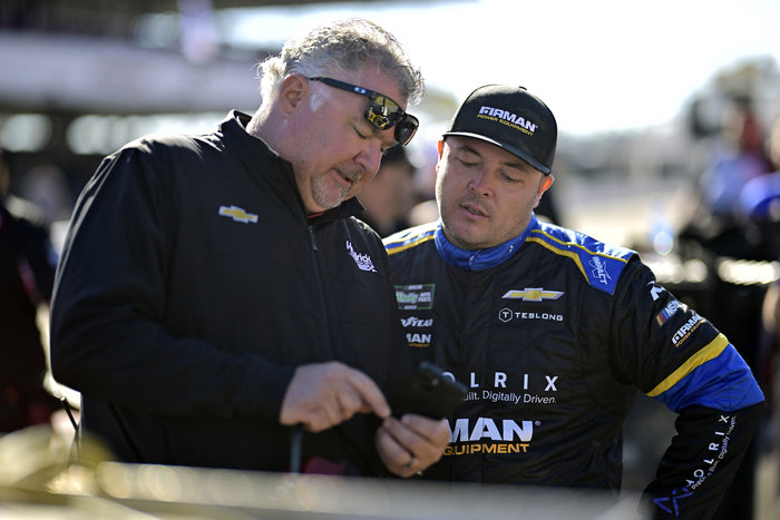 Patrick Emerling in a trackside conversation before qualifying · Photo: NKP