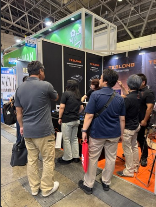 Visitors at the Teslong booth at TOOL JAPAN in 2025